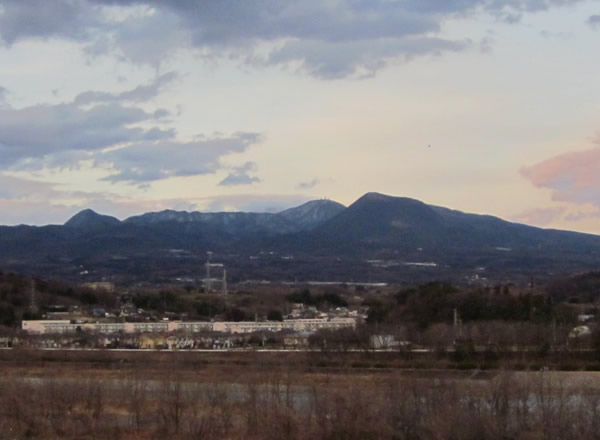 ジョギングコースからは赤城山・榛名山・妙義山の上毛三山が同時に見えます（写真は夕暮れの赤城山です）。